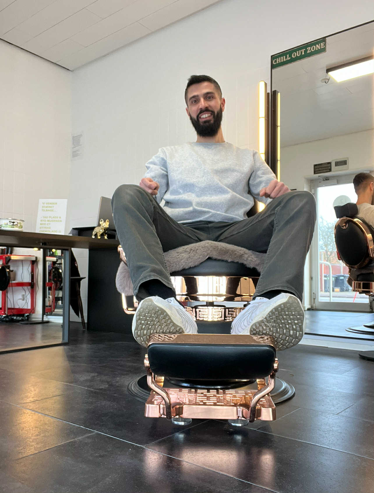 Faruk fra Hovedkvarter i barberstolen i salonen på Svinget i Aabenraa
